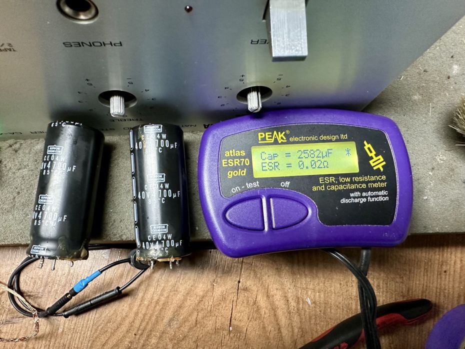 4700uF buffer condensatoren  van Yamaha CA-410 versterker doormeten