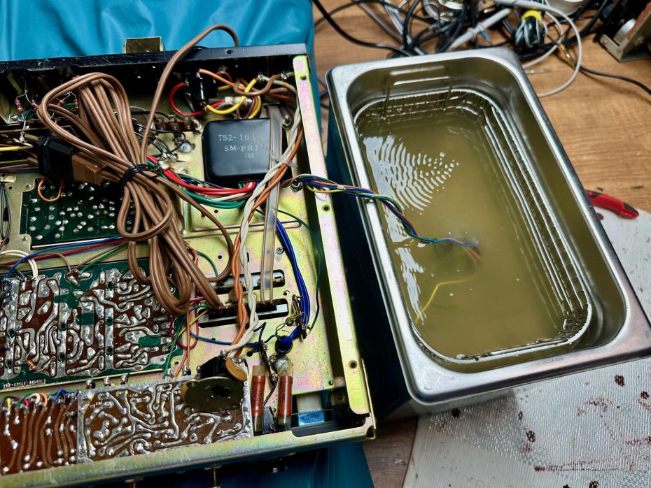 Schakelaar in ultrasoon bad reinigen