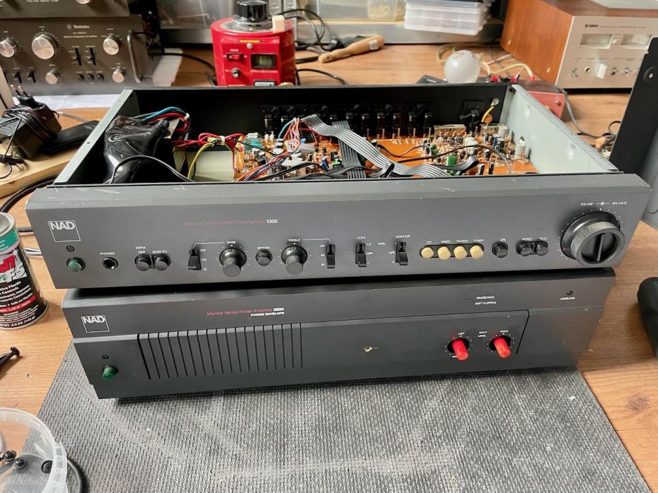 NAD 1300 & 2600 v&oacute;&oacute;rversterker en eindversterker