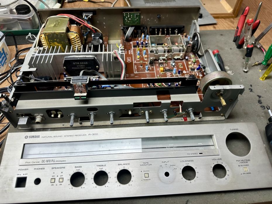 Yamaha R-300 receiver open
