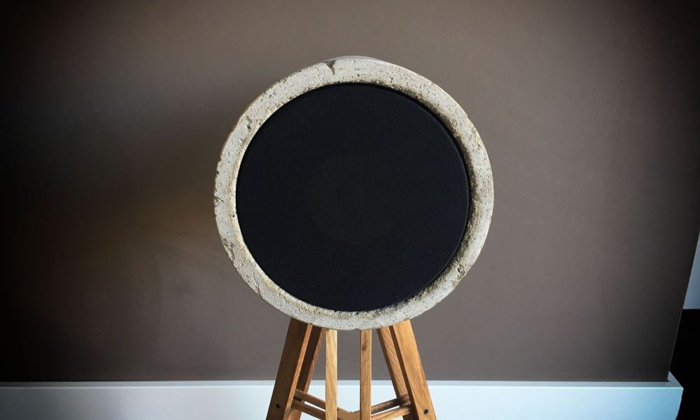 Luidspreker van beton. Rond model met MarkAudio full-range
