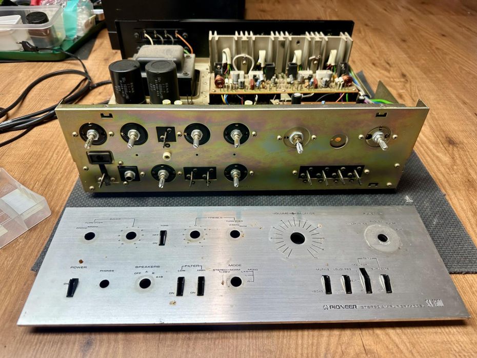 Frontplaat van Pioneer SA-7500 versterker