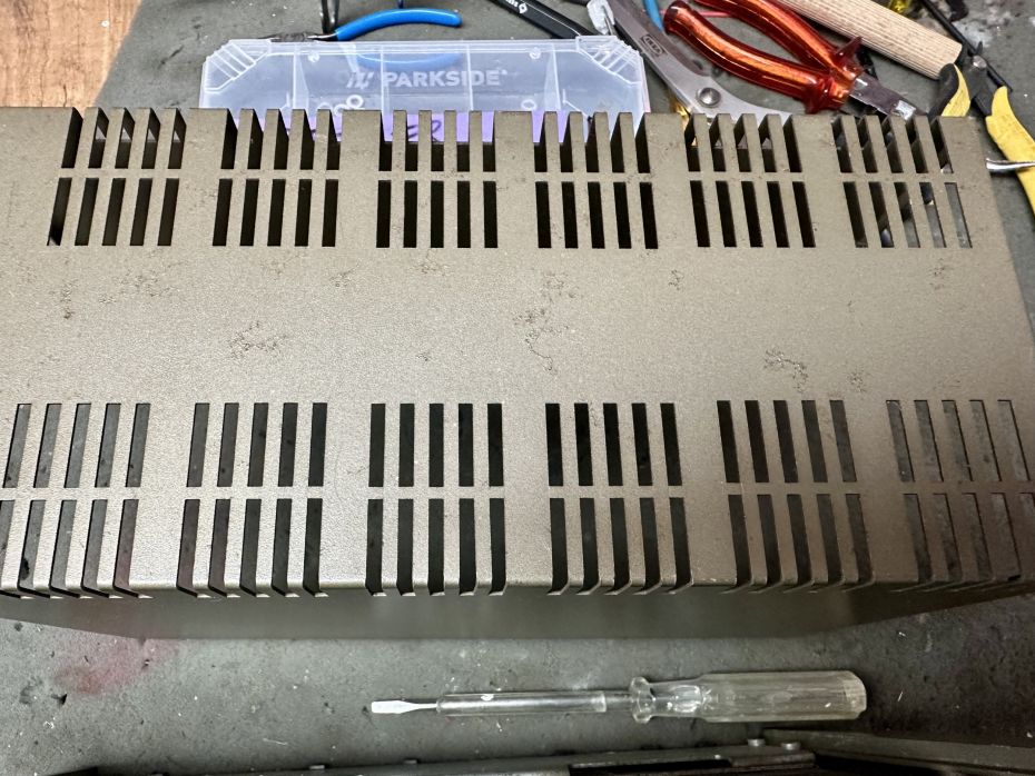 QUAD 303 eindversterker open ter reparatie