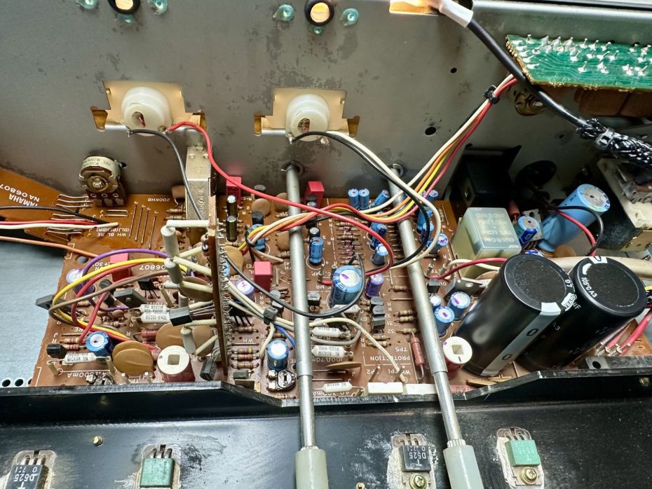 Yamaha CA-410 versterker met nieuwe wima condensatoren