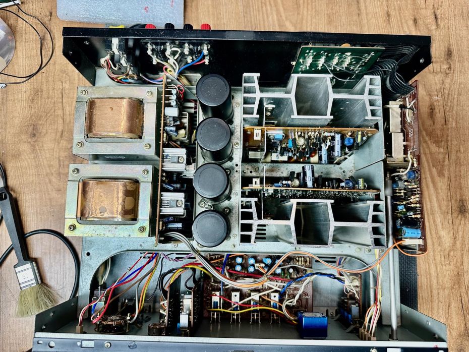 Sansui AU-719 open ter reparatie