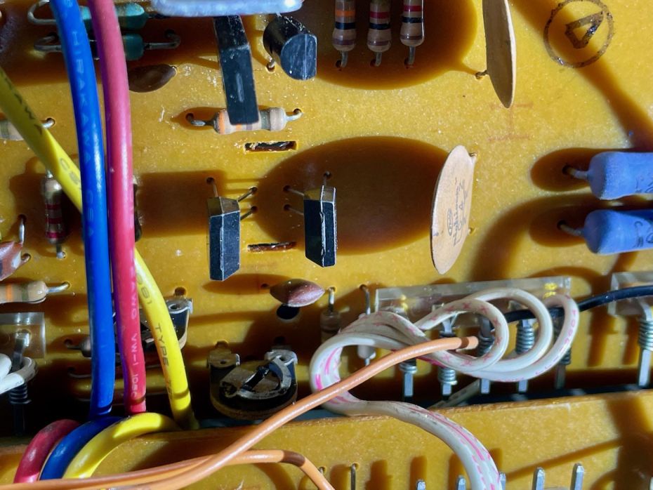 Linker dubbeltransistor 2SA979 is defect