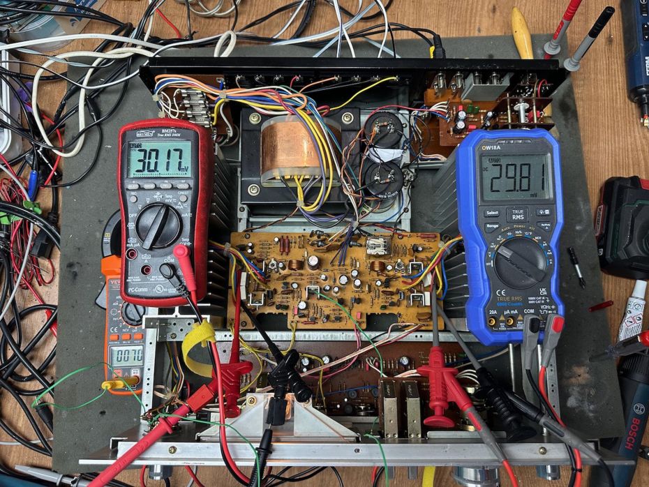 Afregelen aangepaste Akai AM-2800 versterker