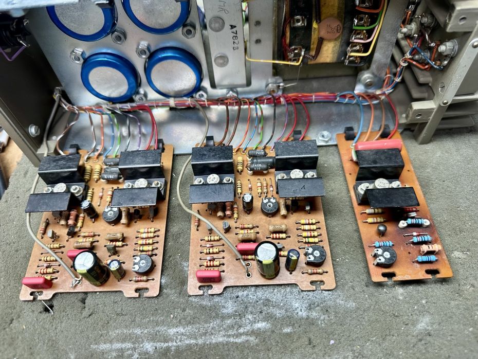 QUAD 303 voorzien van nieuwe condensatoren