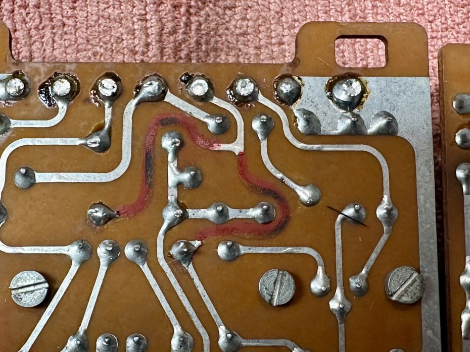 QUAD 303 eindversterker open ter reparatie