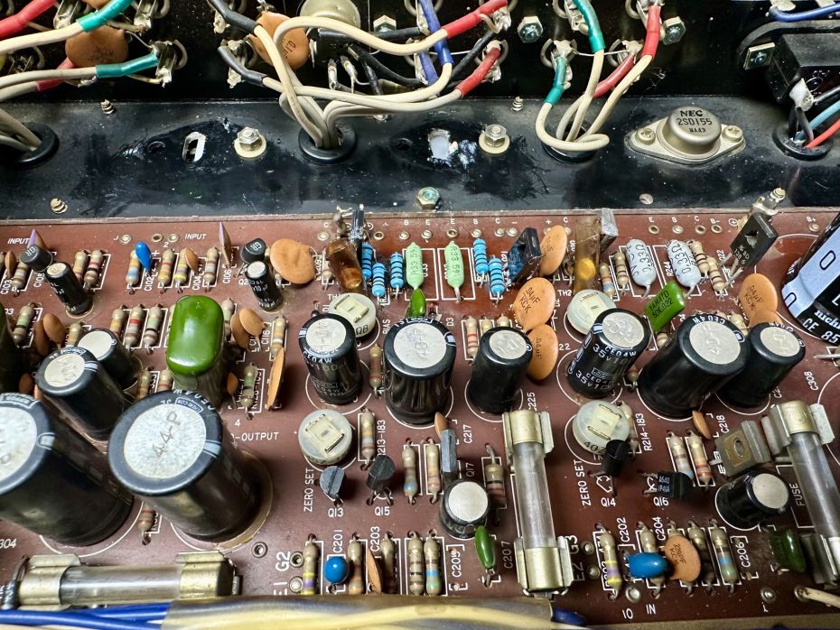 Luxman SQ 700X versterker open ter reparatie