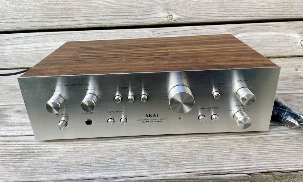 Akai AM-2200 versterker met nieuwe condensatoren en schoongemaakt.