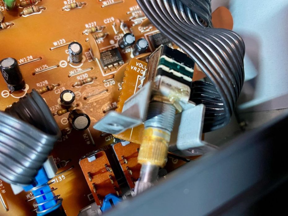 NAD 1300 & 2600 v&oacute;&oacute;rversterker en eindversterker volume potmeter