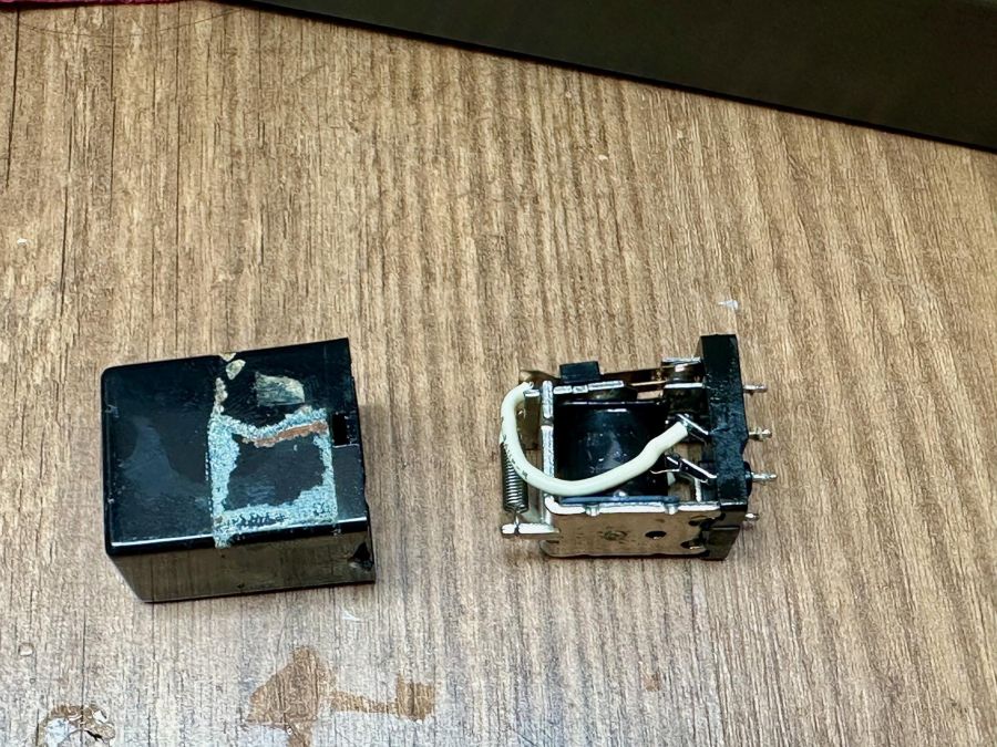 Relais van Akai PS-120 schoonmaken