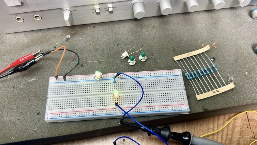Led met 3K ohm voorschakelweerstand geeft even veel licht als originele gloeilamp.