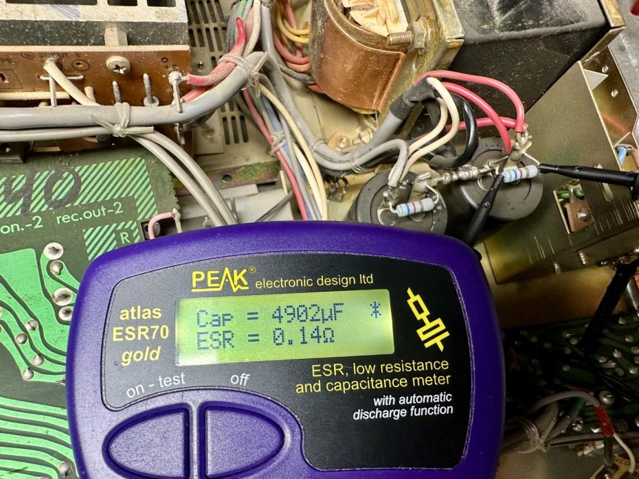 Condensatoren van Luxman versterker doormeten