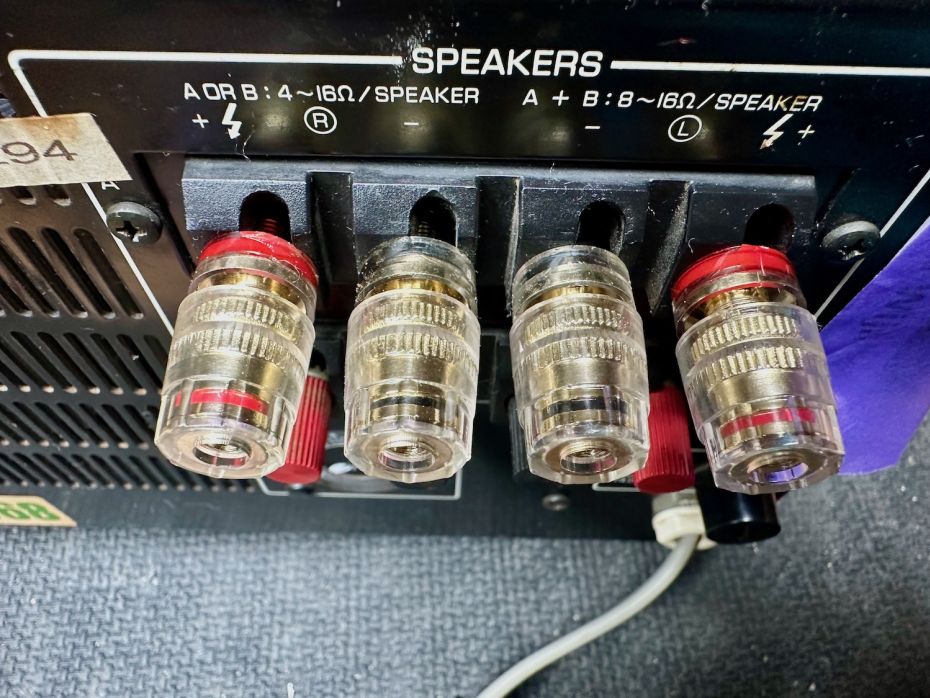 Luidsprekeruitgangen op Yamaha 1010