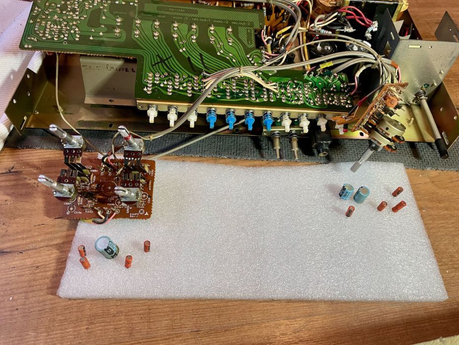 Nieuwe condensatoren en weerstanden in een Teac X3
