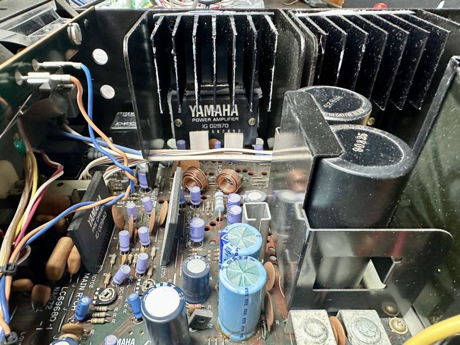 Yamaha CR-840 eindversterker chip IG 02970