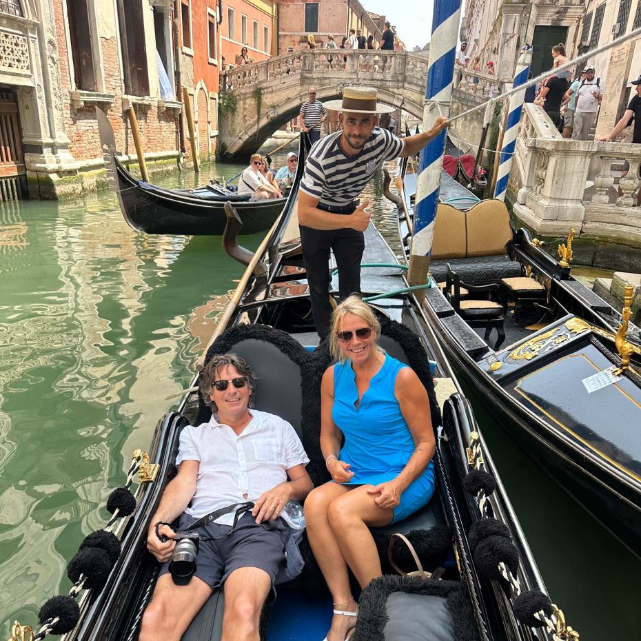 Liggend in een Gondel in Venetie