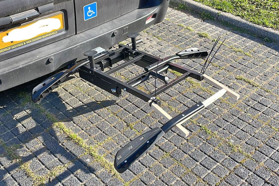 Houtje-touwtje testvoorbeeld van de aanpassing van de fietsendrager.