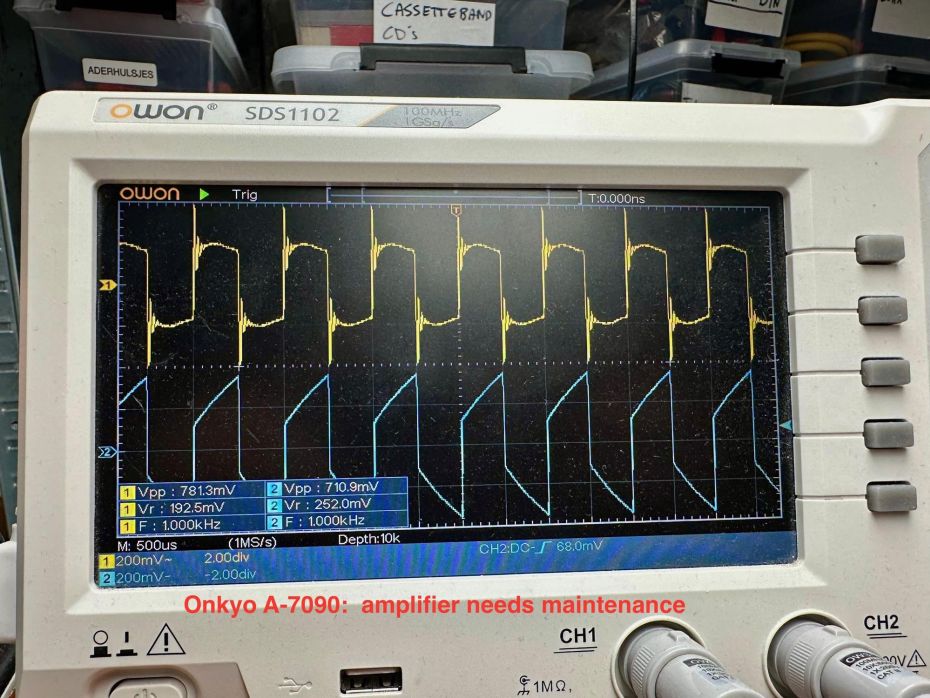 ONKYO A-7090 versterker geeft verstoring weer op de oscilloscoop