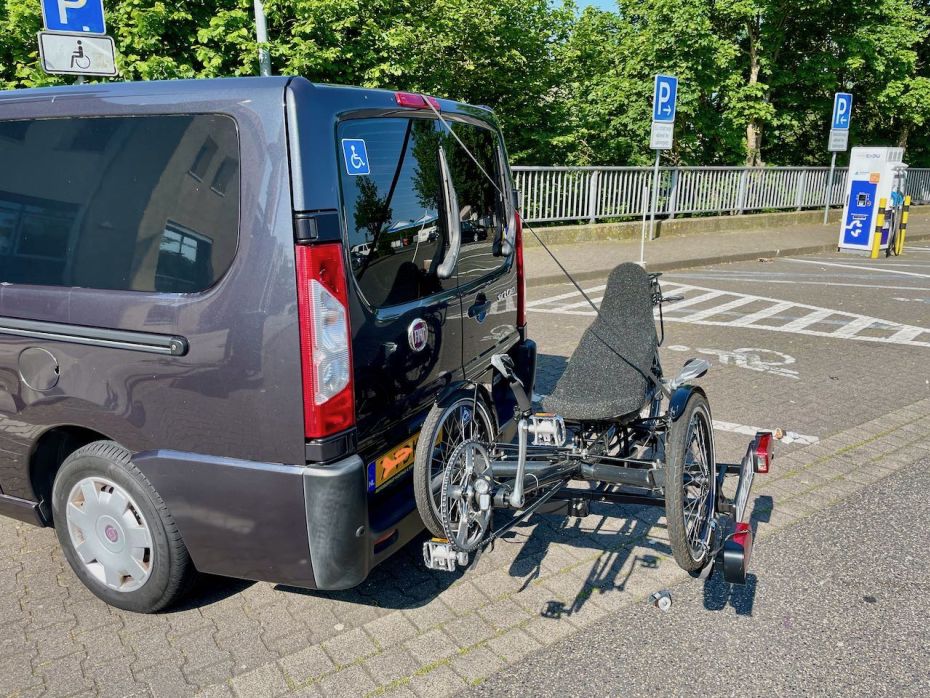 Op maat gemaakte fietsendrager voor mijn trike driewiel ligfiets achter op de auto