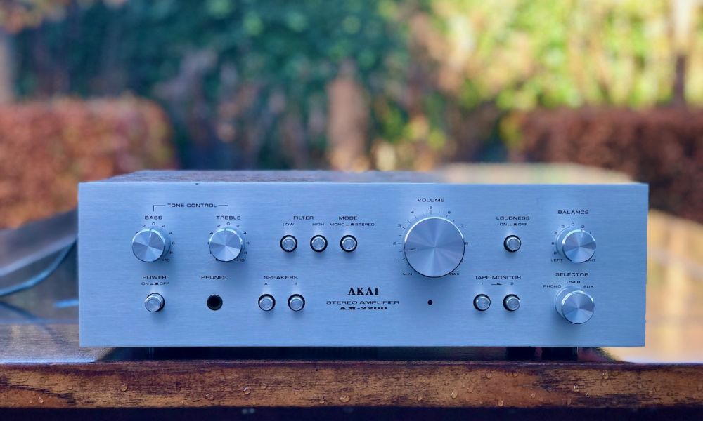 Akai AM-2200 versterker met nieuwe condensatoren en schoongemaakt.