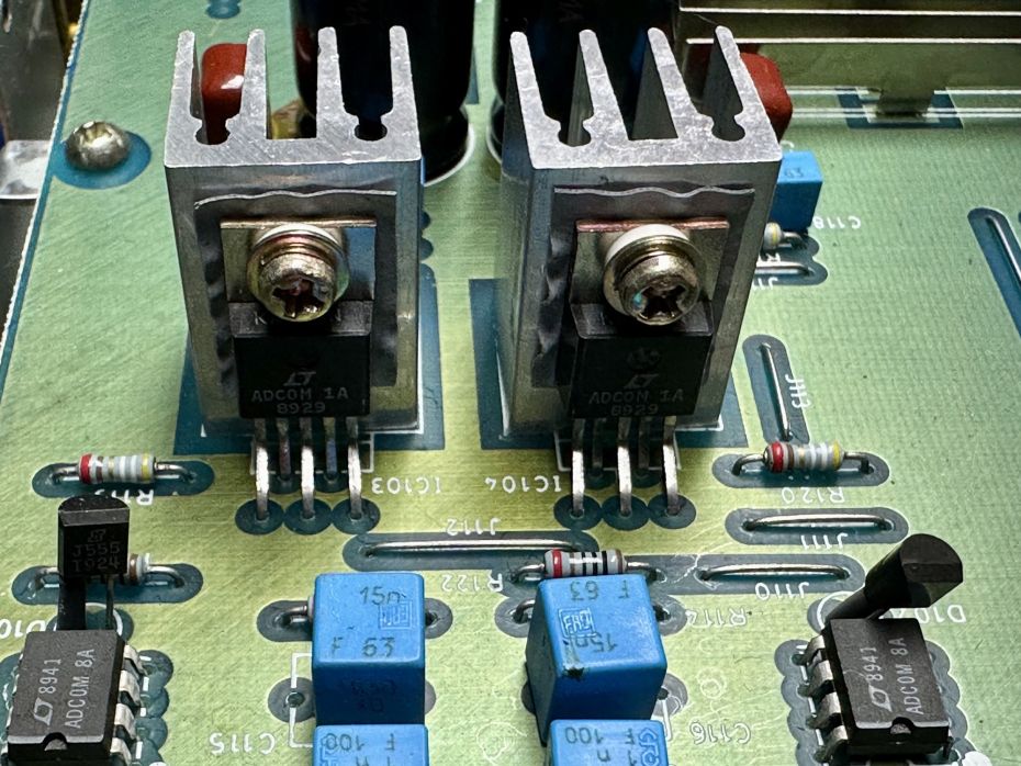 Phono voorversterker in Adcom versterker