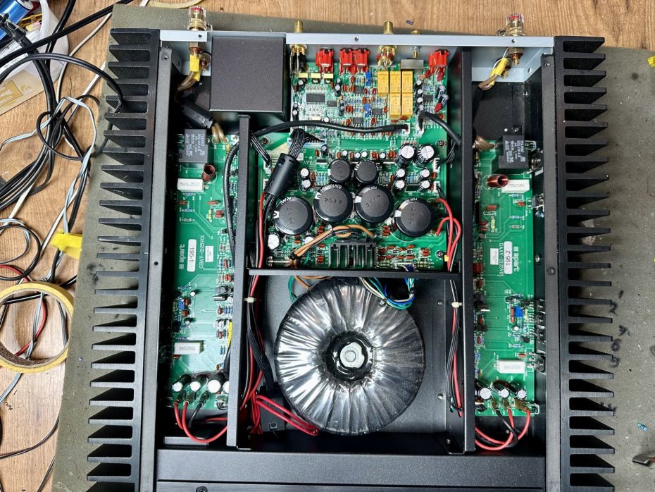 APART Vince 2125 versterker open