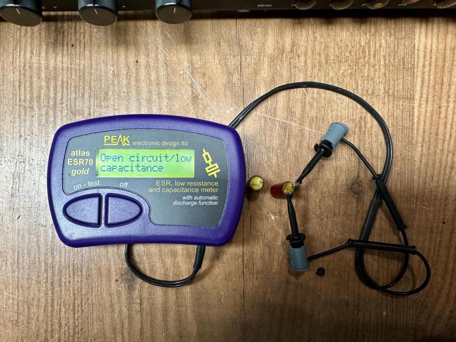 Bruine ROE condensatoren doormeten