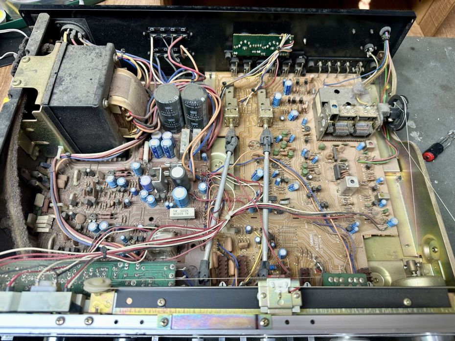 Binnenkant Yamaha CR-620 receiver