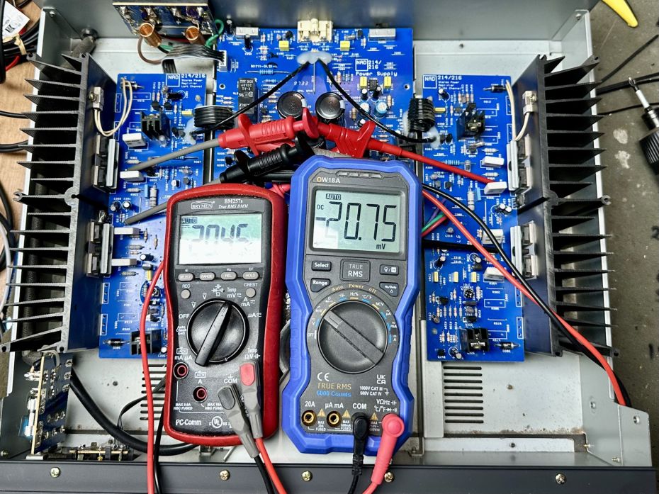 NAD 214 versterker open