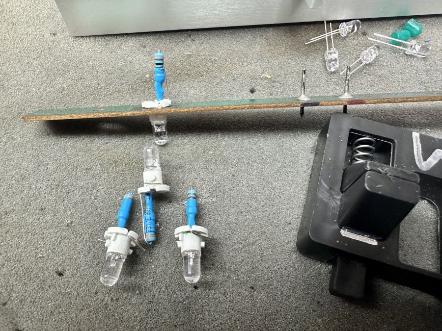 Led met 3Kohm weerstand in originele houder