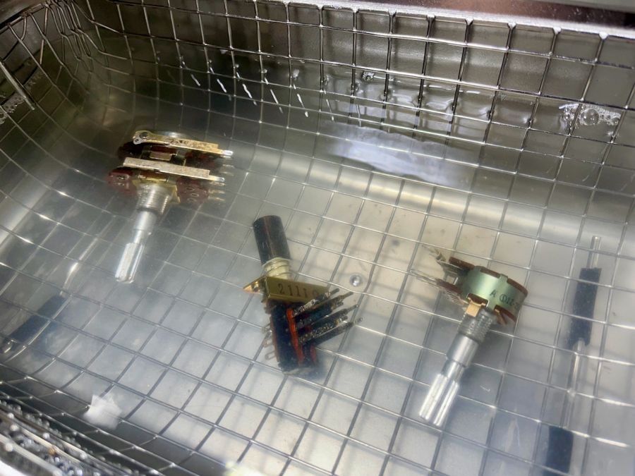 Ultrasoonreiniger met potmeters en schakelaar