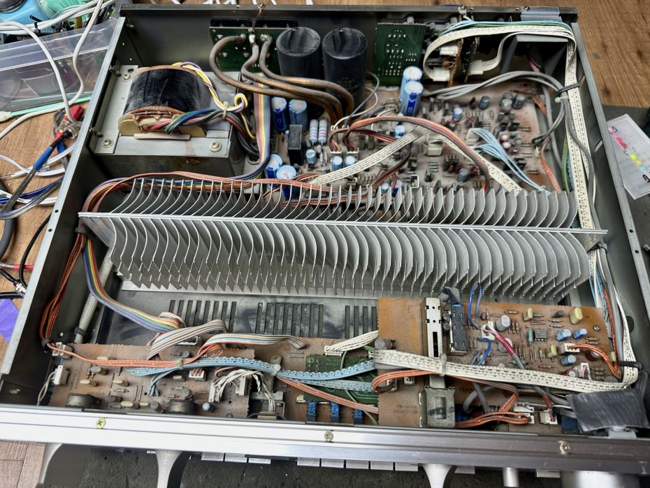 Luxman L-410 versterker open ter reparatie