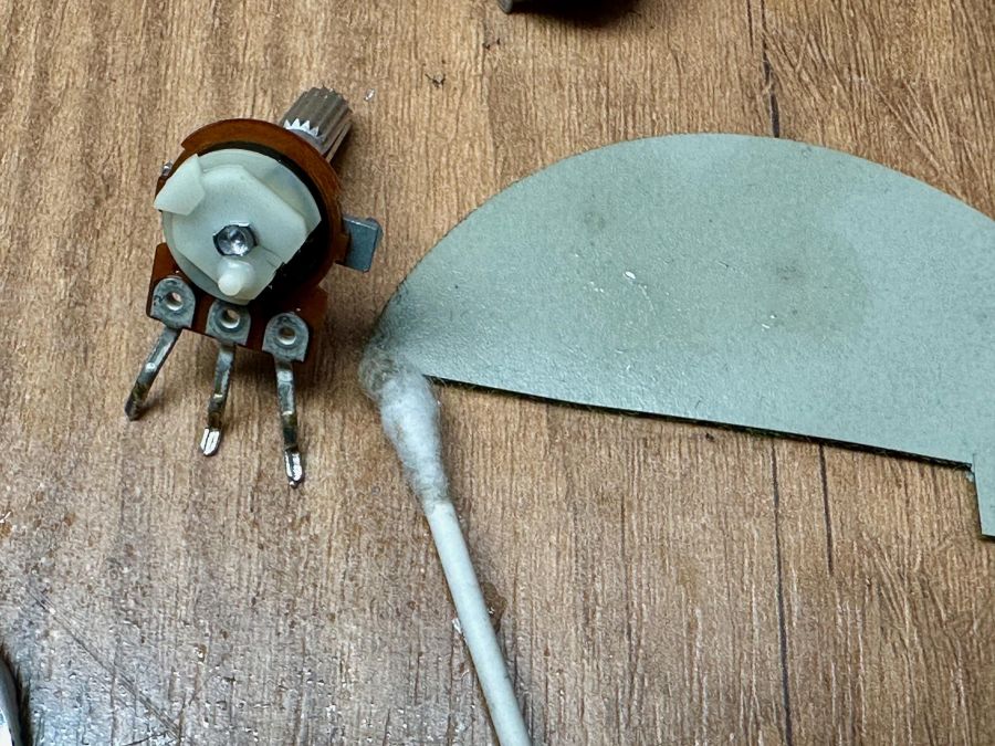 Koolstof banen reinigen met Deoxit D5