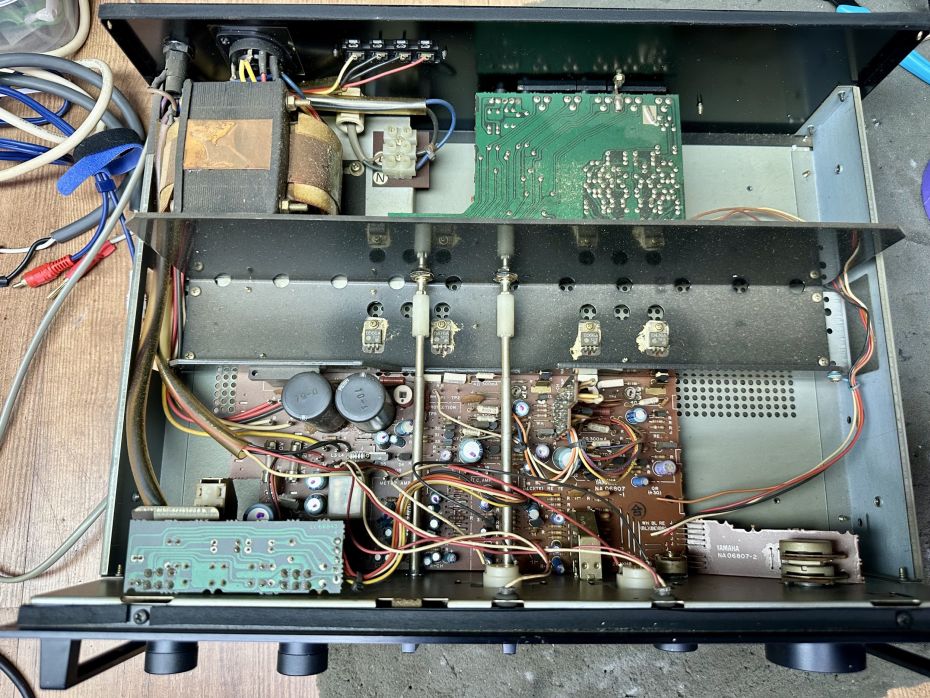 Yamaha CA-V1 ter reparatie open