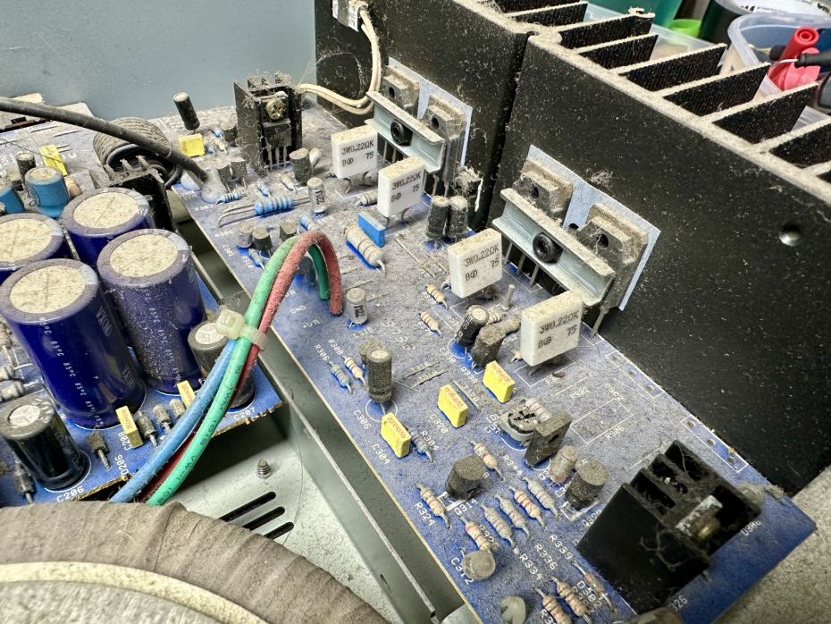 NAD 214 versterker open