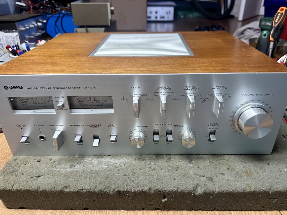 Yamaha CA-2010 ter reparatie