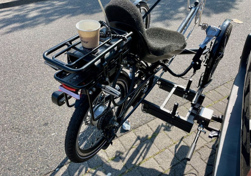 Solide fietsendrager voor aangepaste fiets. Trike mee op vakantie!
