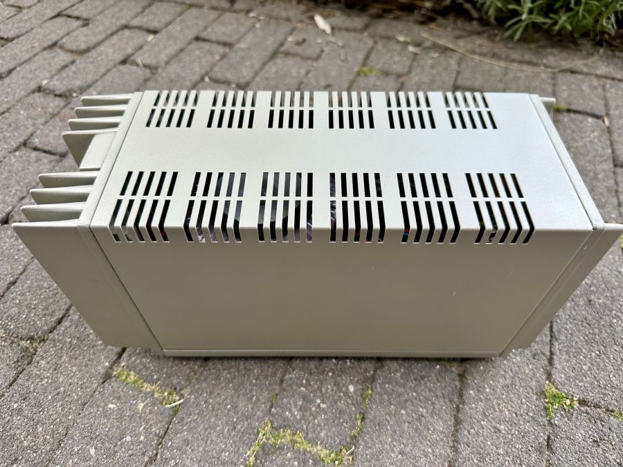 Quad 303 behuizing geschuurd en opnieuw gelakt.