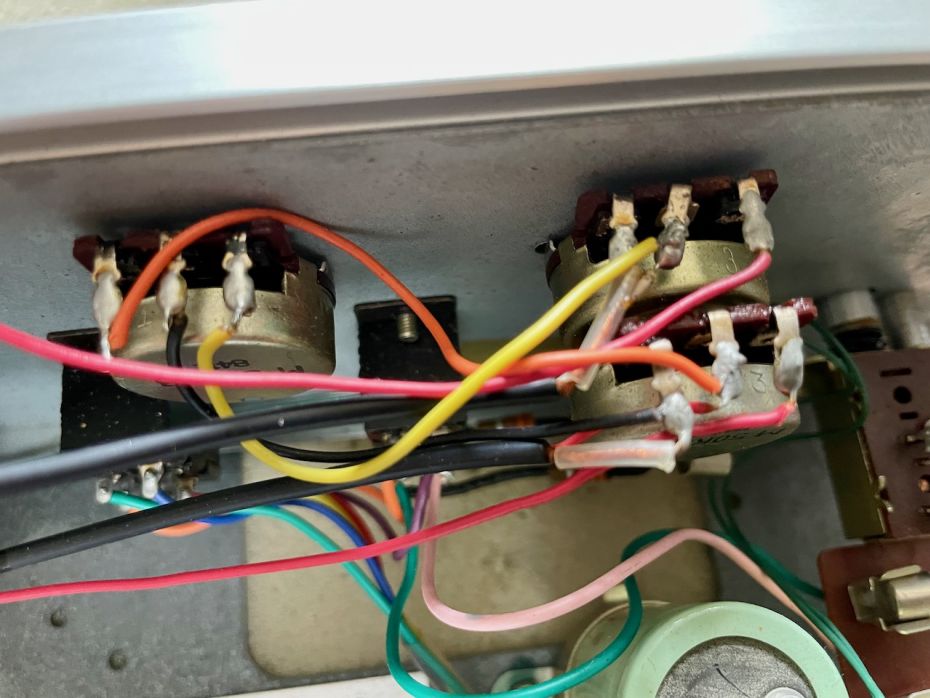 Vieze potmeters van de DA-1000 versterker