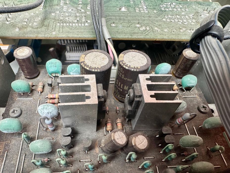 Condensatoren dicht bij warme koellichamen