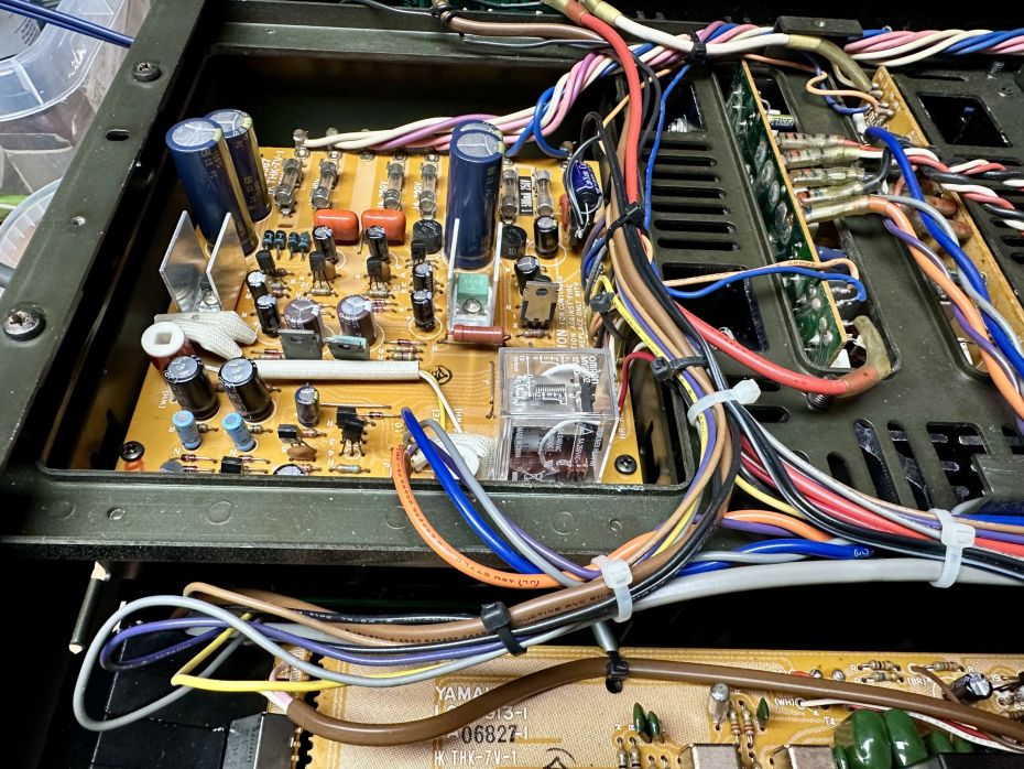 Nieuwe condensatoren in Yamaha CA-2010 versterker