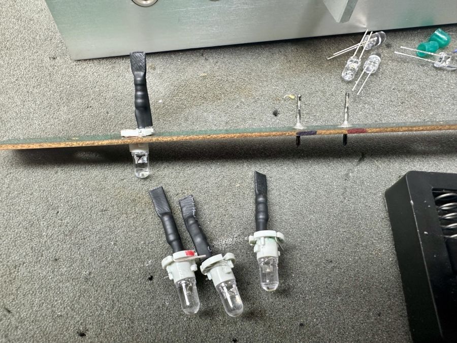 Krimpkous over de weerstand en draden van de led.