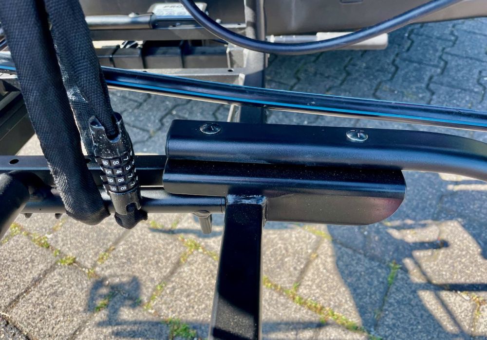 Steun voor achterwiel. Deze is iets naar achter geplaatst op de fietsdrager.