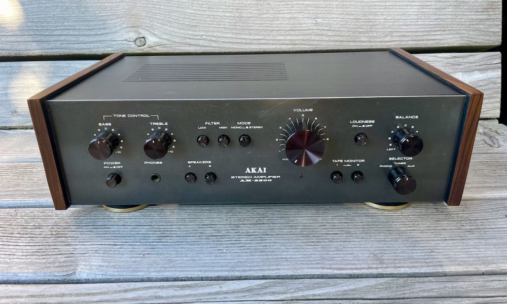 Akai AM-2200 versterker met nieuwe condensatoren en schoongemaakt.