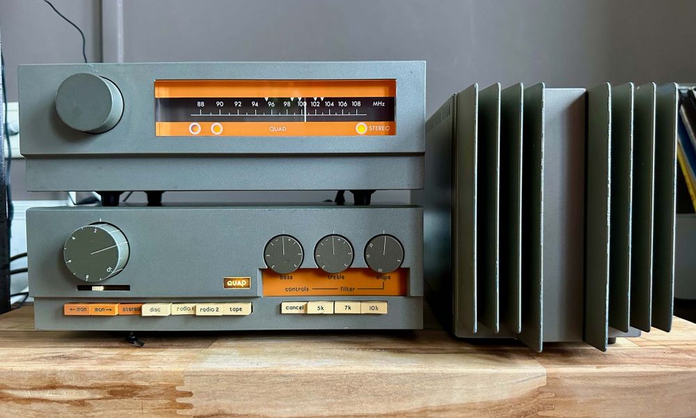 Quad 33 en 303 versterkers op een plank.