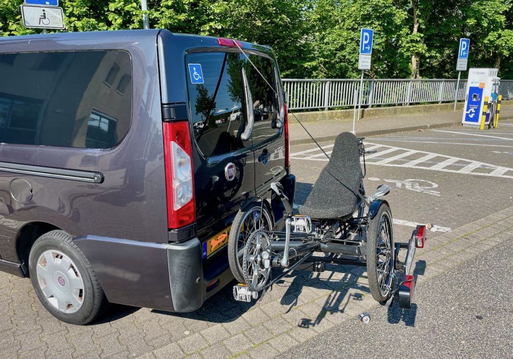 Driewieler fietsendrager achter op de auto