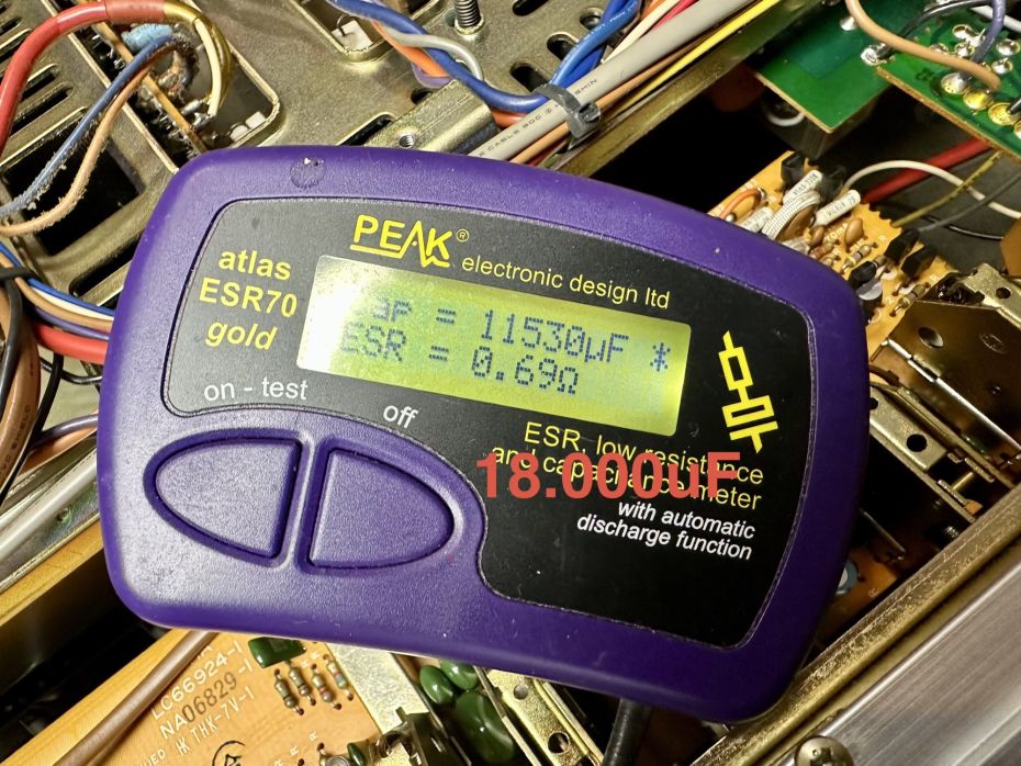 Condensatoren van CA-1010 yamaha doormeten